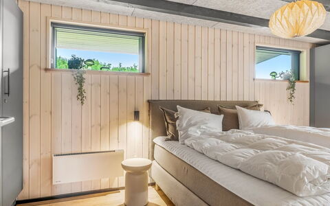 Diuri - 500M to the Fjord: Design Intérieur, Bois, Sol, Chambre, Plafond, Sol, Lit, Éclairage, Meubles, Drap De Lit
