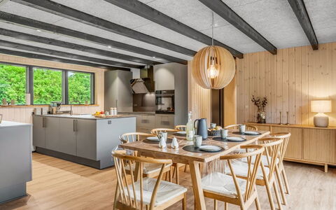 Diuri - 500M to the Fjord: Bois, Sol, Design Intérieur, Plafond, Meubles, Parquet, Dur, Tache De Bois, Table Cuisine Et Salle A Manger, Cuisine