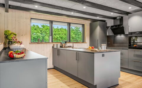 Diuri - 500M to the Fjord: Cuisine, Bois, Comptoir, Sol, Plafond, Design Intérieur, Appareil De Cuisine, Cabinetry, Meubles, Électroménager