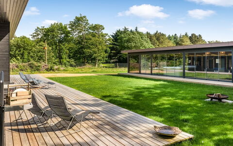 Diuri - 500M to the Fjord: Jardin, Lot Terre, Couverture De Sol, Batiments Jardin, Pelouse, Aménagement Paysager, Ombre, Biens, Cour, Dur