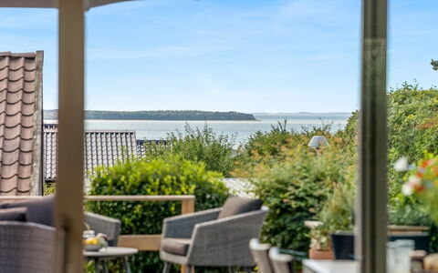 Finelly - 350M from the Sea: Sol, Sol, Plafond, Design Intérieur, Comptoir, Cuisine, Cabinetry, Pièce, Principaux Appliance, Luminaire