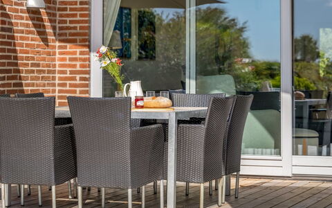 Finelly - 350M from the Sea: Sol, Sol, Plafond, Design Intérieur, Comptoir, Cuisine, Cabinetry, Pièce, Principaux Appliance, Luminaire
