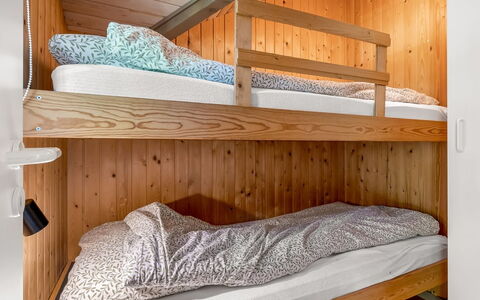 Topias - 350M from the Sea: Lit Superposé, Bois, Chambre, Lit, Plafond, Sol, Design Intérieur, Sol, Tache De Bois, Cadre De Lit
