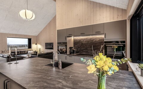Gustaf - 800M from the Sea: Plafond, Cuisine, Comptoir, Luminaire, Matériau Naturel, Table Cuisine Et Salle A Manger, Dur, L'Hiver, Électroménager