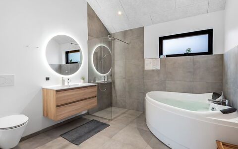 Gustaf - 800M from the Sea: Sol, Luminaire Plomberie, Salle De Bains, Sol, Design Intérieur, Évier, Robinet, Armoire De Toilette, Plomberie, Lavabo