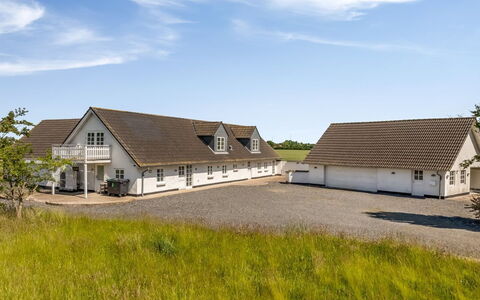 Franki - 9Km from the Sea: Domicile, Toit, Maison, Porte, Chalet, Ombre, Jardin, Couverture De Sol, Porche, Cour