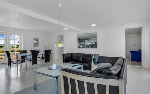 Franki - 9Km from the Sea: Domicile, Toit, Maison, Porte, Chalet, Ombre, Jardin, Couverture De Sol, Porche, Cour