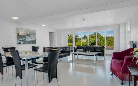 Franki - 9Km from the Sea: Domicile, Toit, Maison, Porte, Chalet, Ombre, Jardin, Couverture De Sol, Porche, Cour