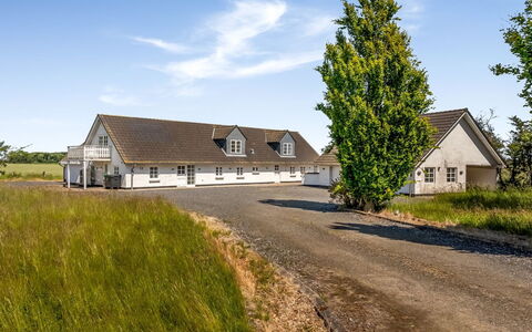 Franki - 9Km from the Sea: Domicile, Toit, Maison, Porte, Chalet, Ombre, Jardin, Couverture De Sol, Porche, Cour