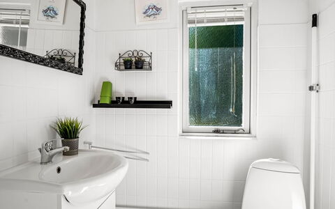 Nanne - from the Sea: Mur, Luminaire Plomberie, Design Intérieur, Salle De Bains, Sol, Sol, Évier, Toilette, Plomberie, Robinet