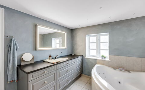 Domi - 200M from the Sea: Sol, Sol, Luminaire Plomberie, Salle De Bains, Design Intérieur, Armoire De Toilette, Plomberie, Robinet, Tuile, Plafond