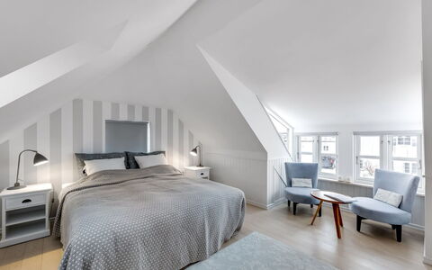 Domi - 200M from the Sea: Chambre, Design Intérieur, Lit, Plafond, Literie, Sol, Sol, Drap De Lit, Linge, Domicile