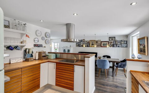 Domi - 200M from the Sea: Meubles, Design Intérieur, Sol, Cuisine, Comptoir, Cabinetry, Bois, Sol, Plafond, Appareil De Cuisine