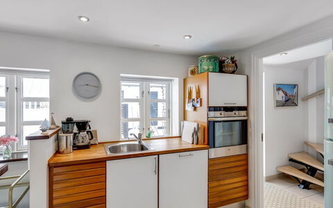 Domi - 200M from the Sea: Sol, Bois, Sol, Design Intérieur, Cabinetry, Comptoir, Cuisine, Meubles, Domicile, Principaux Appliance