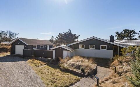 Svante - 300M from the Sea: Toit, Maison, Domicile, Chalet, Porte, Siding, Biens, Pelouse, Cour, Porche