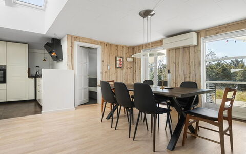 Svante - 300M from the Sea: Toit, Maison, Domicile, Chalet, Porte, Siding, Biens, Pelouse, Cour, Porche