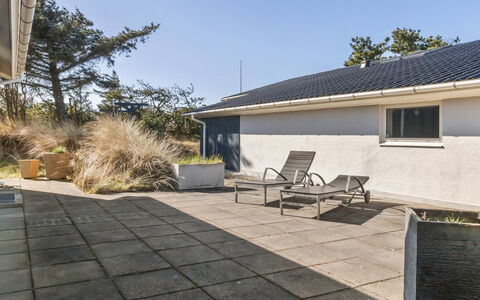 Svante - 300M from the Sea: Toit, Maison, Domicile, Chalet, Porte, Siding, Biens, Pelouse, Cour, Porche