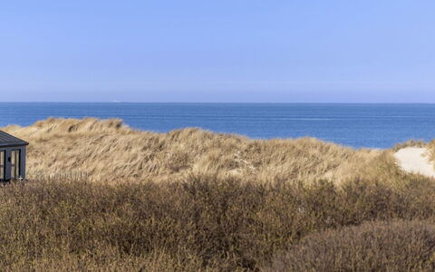 Svante - 300M from the Sea: Toit, Maison, Domicile, Chalet, Porte, Siding, Biens, Pelouse, Cour, Porche