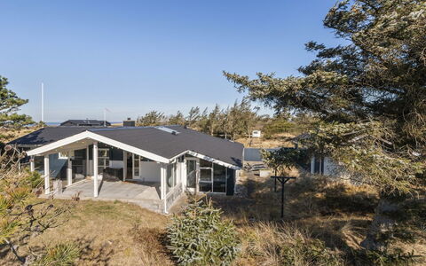Svante - 300M from the Sea: Toit, Maison, Domicile, Chalet, Porte, Siding, Biens, Pelouse, Cour, Porche