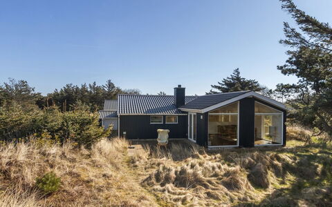 Svante - 300M from the Sea: Toit, Maison, Domicile, Chalet, Porte, Siding, Biens, Pelouse, Cour, Porche