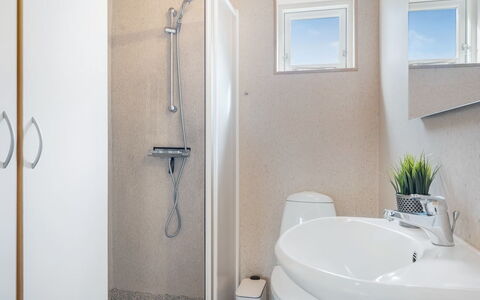 Odlef - 110M to the Fjord: Luminaire Plomberie, Salle De Bains, Mur, Sol, Sol, Design Intérieur, Évier, Toilette, Robinet, Lavabo