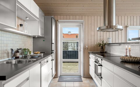 Nomi - 100M from the Sea: Cuisine, Appareil De Cuisine, Comptoir, Cabinetry, Principaux Appliance, Design Intérieur, Sol, Électroménager, Evier, Bois