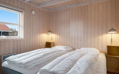Nomi - 100M from the Sea: Chambre, Mur, Bois, Lit, Drap De Lit, Literie, Plafond, Sol, Sol, Cadre De Lit