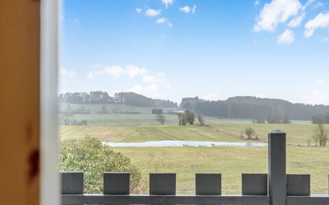 Stilla - 19Km from the Sea: Toit, Maison, Domicile, Chalet, Porte, Siding, Biens, Pelouse, Cour, Porche