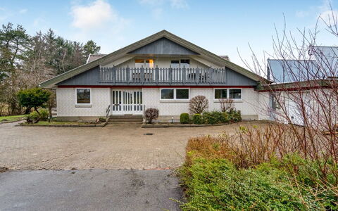 Stilla - 19Km from the Sea: Toit, Maison, Domicile, Chalet, Porte, Siding, Biens, Pelouse, Cour, Porche