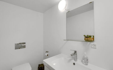 Emma - 700M from the Sea: Salle De Bains, Design Intérieur, Luminaire Plomberie, Mur, Lavabo, Sol, Évier, Sol, Robinet, Miroir