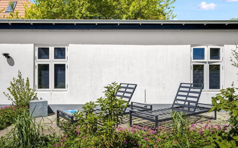 Emma - 700M from the Sea: Domicile, Composite, Porte, Mobilier De Jardin, Biens, Ombre, Jardin, Cour, Béton, Cour