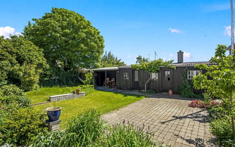 Emma - 700M from the Sea: Herbe, Arbuste, Domicile, Maison, Jardin, Lot Terre, Couverture De Sol, Biens, Pelouse