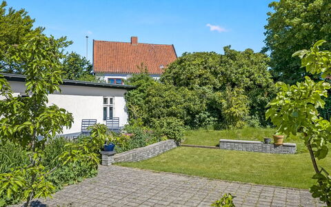 Emma - 700M from the Sea: Herbe, Arbuste, Jardin, Zone Résidentielle, Maison, Domicile, Lot Terre, Couverture De Sol, Biens