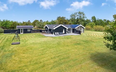 Oddvar - 400M from the Sea: Domicile, Toit, Maison, Porte, Chalet, Ombre, Jardin, Couverture De Sol, Porche, Cour