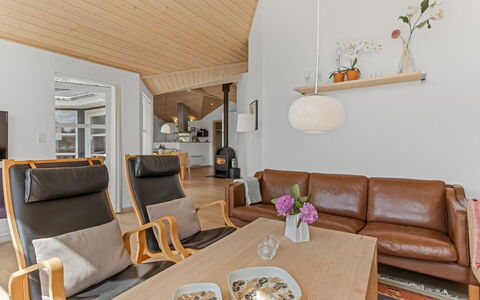 Oddvar - 400M from the Sea: Domicile, Toit, Maison, Porte, Chalet, Ombre, Jardin, Couverture De Sol, Porche, Cour