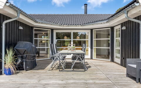 Oddvar - 400M from the Sea: Domicile, Toit, Maison, Porte, Chalet, Ombre, Jardin, Couverture De Sol, Porche, Cour