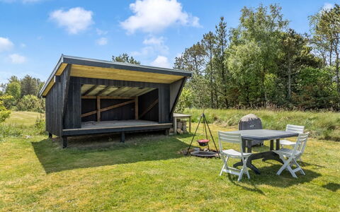 Oddvar - 400M from the Sea: Domicile, Toit, Maison, Porte, Chalet, Ombre, Jardin, Couverture De Sol, Porche, Cour