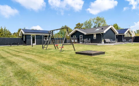 Oddvar - 400M from the Sea: Domicile, Toit, Maison, Porte, Chalet, Ombre, Jardin, Couverture De Sol, Porche, Cour