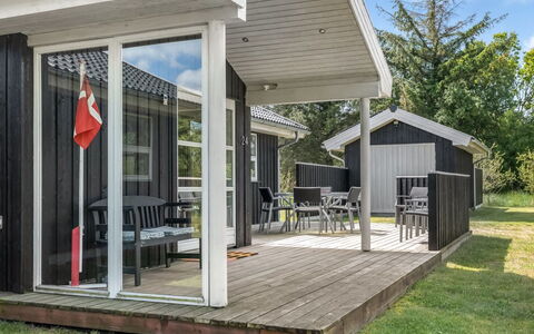 Oddvar - 400M from the Sea: Domicile, Toit, Maison, Porte, Chalet, Ombre, Jardin, Couverture De Sol, Porche, Cour