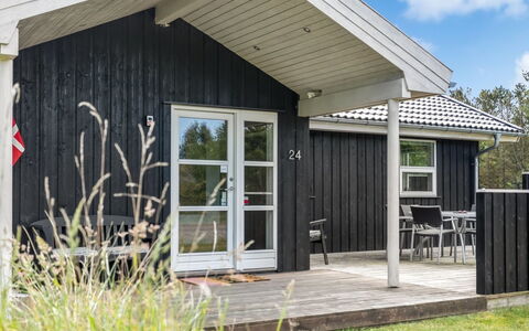 Oddvar - 400M from the Sea: Domicile, Toit, Maison, Porte, Chalet, Ombre, Jardin, Couverture De Sol, Porche, Cour