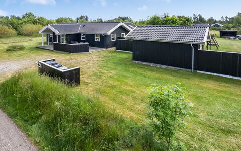 Oddvar - 400M from the Sea: Domicile, Toit, Maison, Porte, Chalet, Ombre, Jardin, Couverture De Sol, Porche, Cour