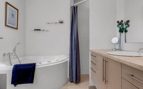 Verner - 990M from the Sea: Salle De Bains, Design Intérieur, Luminaire Plomberie, Sol, Sol, Baignoire, Robinet, Évier, Plomberie, Miroir