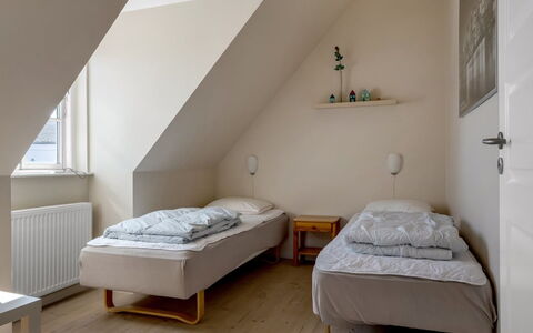 Verner - 990M from the Sea: Lit, Sol, Chambre, Sol, Design Intérieur, Mur, Literie, Drap De Lit, Bois, Meubles