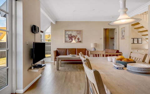 Verner - 990M from the Sea: Sol, Meubles, Design Intérieur, Sol, Bois, Plafond, Parquet, Canapé, Pièce, Salon