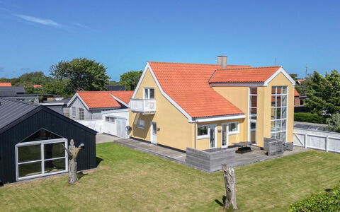 Meike - 700M from the Sea: Maison, Toit, Domicile, Chalet, Cabanon, Batiments Jardin, Siding, Cour, Cabane En Rondins, Cabane