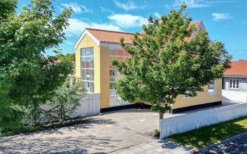 Meike - 700M from the Sea: Maison, Toit, Domicile, Chalet, Cabanon, Batiments Jardin, Siding, Cour, Cabane En Rondins, Cabane