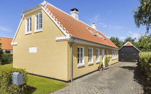 Faik - 1.4Km from the Sea: Domicile, Toit, Maison, Porte, Chalet, Ombre, Jardin, Couverture De Sol, Porche, Cour
