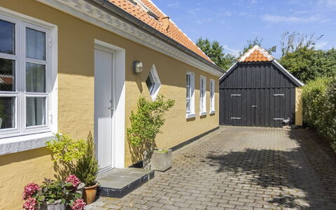 Faik - 1.4Km from the Sea: Domicile, Toit, Maison, Porte, Chalet, Ombre, Jardin, Couverture De Sol, Porche, Cour
