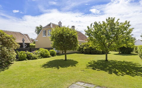 Faik - 1.4Km from the Sea: Domicile, Toit, Maison, Porte, Chalet, Ombre, Jardin, Couverture De Sol, Porche, Cour