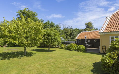Faik - 1.4Km from the Sea: Domicile, Toit, Maison, Porte, Chalet, Ombre, Jardin, Couverture De Sol, Porche, Cour